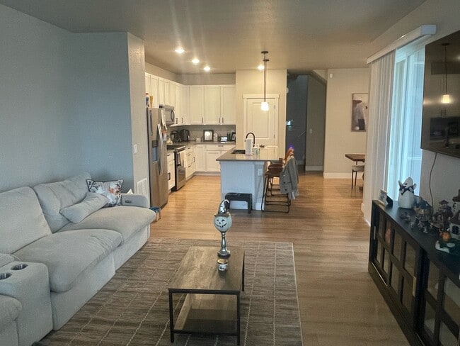 Foto del edificio - 6025 Denys Dr.