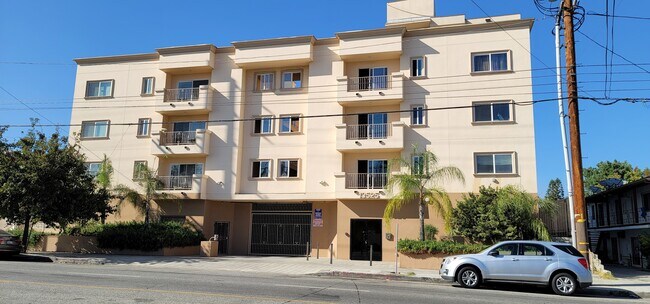 Foto del edificio - 13525 Vanowen St