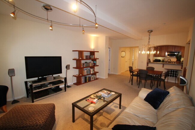 Foto del edificio - $1000 MOVE IN SPECIAL! Large, Updated 2 BD, 2 BA Downtown Condo - Parking Included!