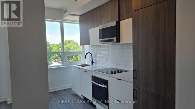 Photo du bâtiment - 8888-8888 Yonge St