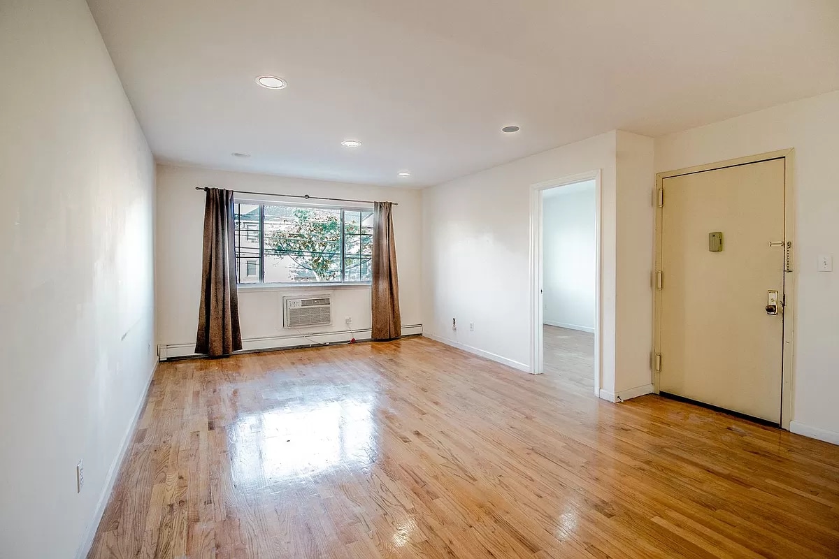 Primary Photo - Large 3BR, 2 baths - Upper Ditmars
