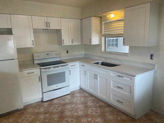 Building Photo - 403 S Orion Ave