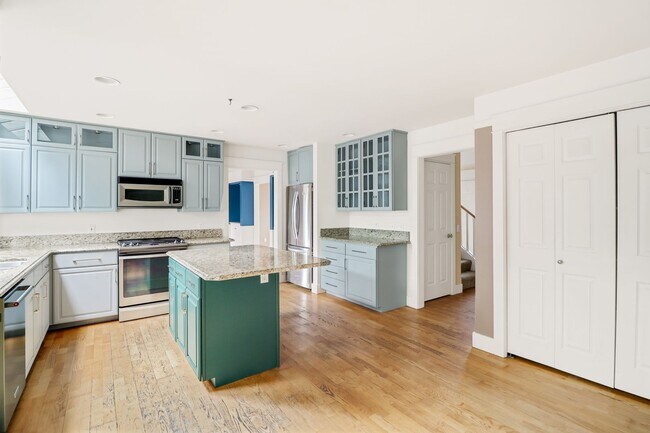 Building Photo - Anacortes 3 Bedroom 2.5 Bathroom - Boat Pa...