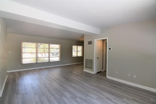 Building Photo - 1501 Vantage Dr