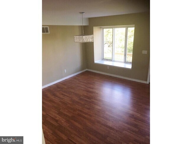 Building Photo - 117 Lake Arrowhead Cir