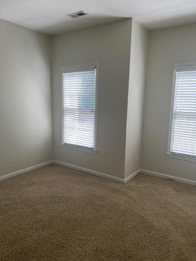 Foto del edificio - Excellent price for this wonderful John Wieland townhouse in swim / tennis neighborhood.