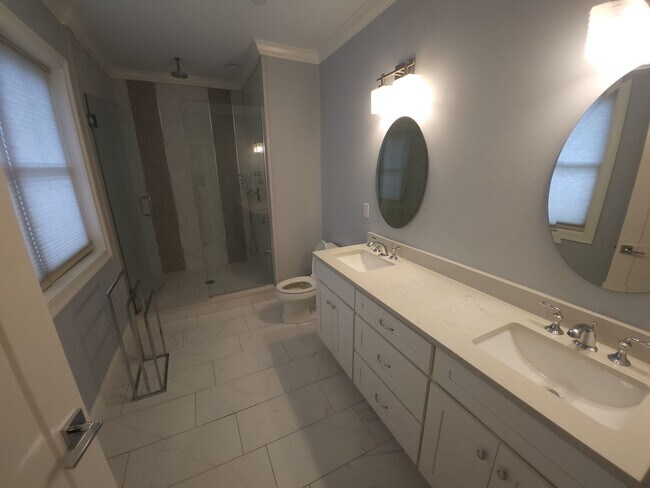 Foto del edificio - Stunning and Spacious Top Floor 2 Bd 2 Bath in Jamaica Plain with Parking. *One Month FREE!