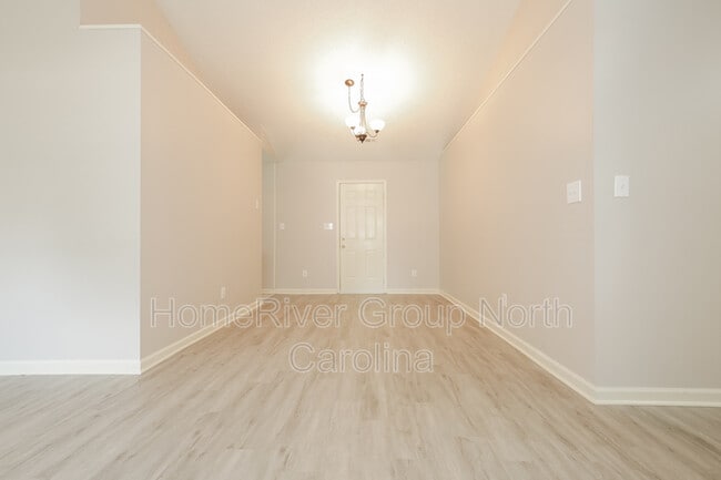 Building Photo - 2811 Pleasant Garden Rd