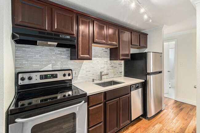 Building Photo - 2 Bedroom 1 Bath in the Heart of West Wash...