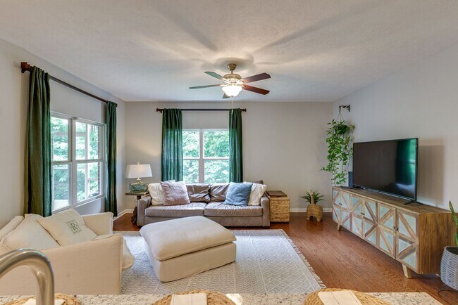 Foto del edificio - 3 Bed, 2 Bath One Level Home w/ Hardwood Throughout