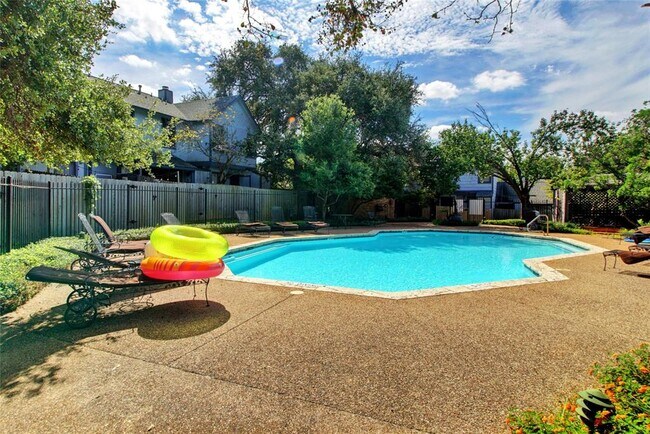 Foto del edificio - 1411 Gracy Farms Ln