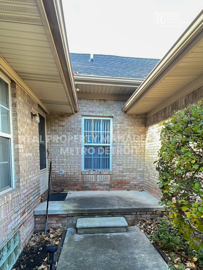 Building Photo - 5560 Seabreeze Ln