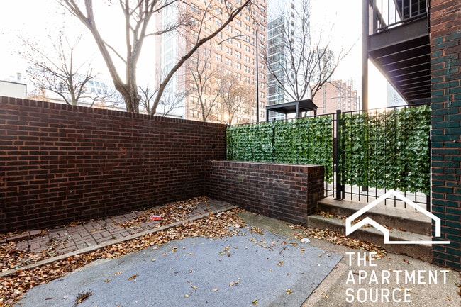 Building Photo - 1214 N La Salle Dr