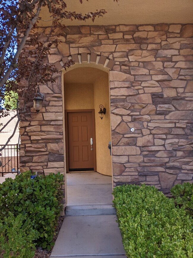 Foto del edificio - WINDSOR AT QUEENSRIDGE