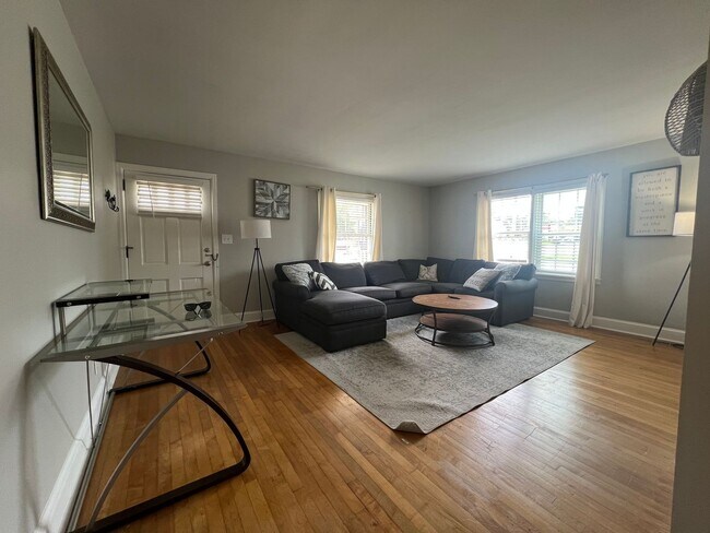 Foto del edificio - Fully furnished 1 bed and 1 bath duplex al...