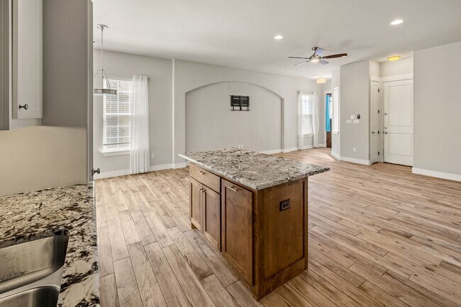 Foto del edificio - Like New Condo Within Walking Distance to ...