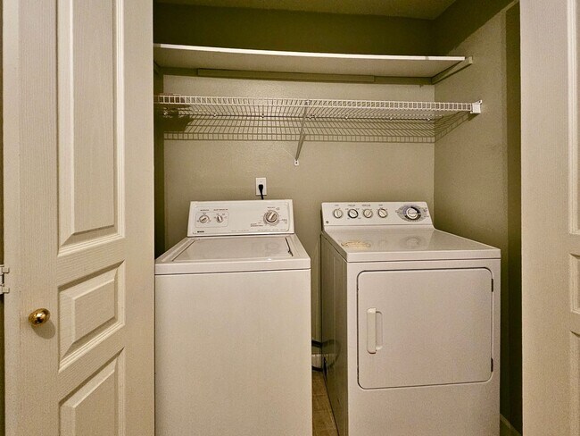 Building Photo - Beautiful 4-Bedroom End-Unit Townhome in Prime Bellevue Location