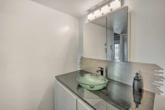 Foto del edificio - 8060 E Girard Ave