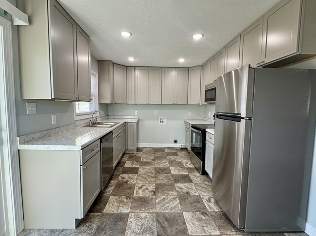 Building Photo - 142 Cardinal Rd