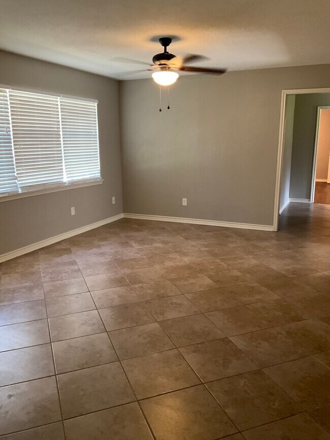 Building Photo - 322 Pinemont Dr