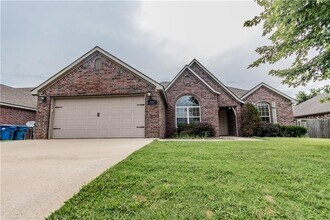 Building Photo - 3007 SW Gumleaf Rd
