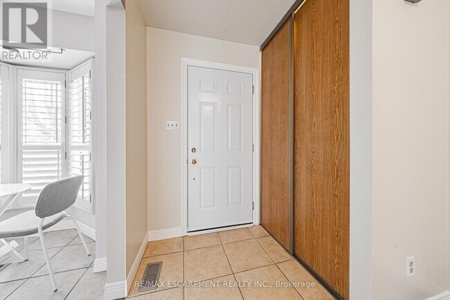 Photo du bâtiment - 1275 Maple Crossing Blvd