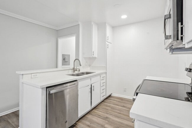 Interior Photo - 4444 Ensign Avenue