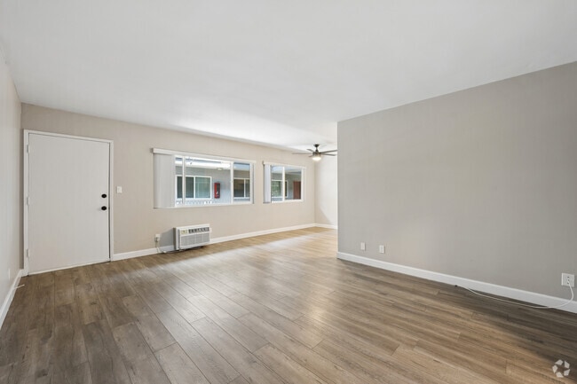 1BR, 1BA - 690SF - Living Room - The Capri