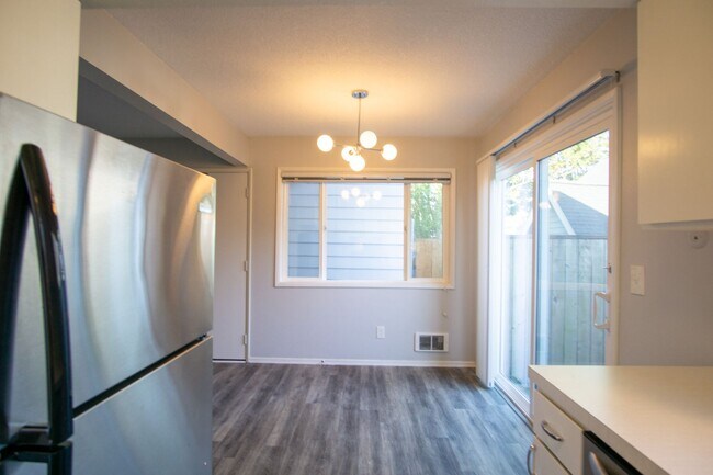Building Photo - Off SE Belmont: Mid-Century 2Bdr w/Patio & Parking!