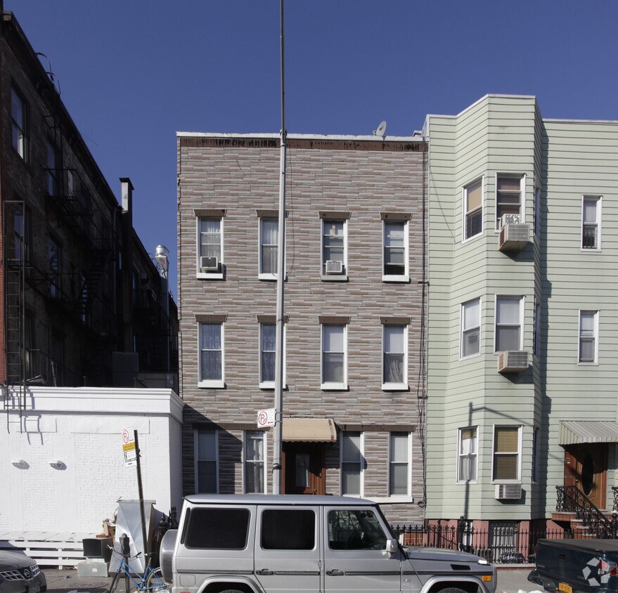Building Photo - 191 Calyer St