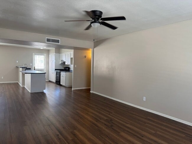 Building Photo - Spacious 3 bedroom, 2 bathroom home with 1,635 square feet in a convenient Central Phoenix locati...