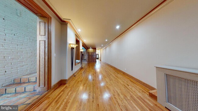 Building Photo - 514 Seward Square SE