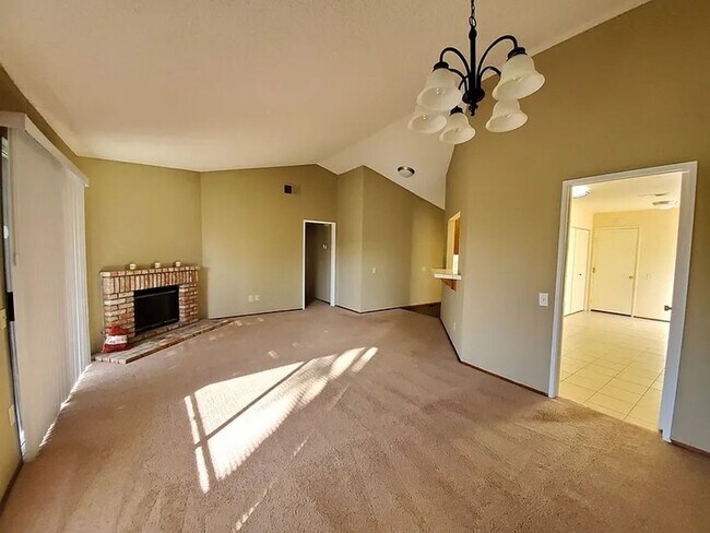 Foto del edificio - Rare 3 Bed / 2 Bath with Huge Backyard!