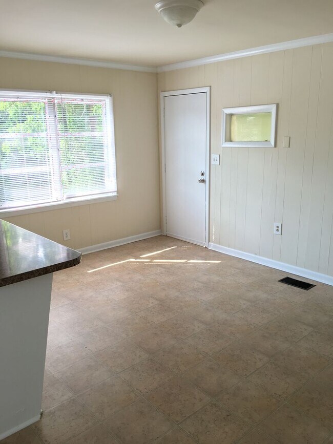 Building Photo - Three Bedroom Pre-Leasing- Carr St.