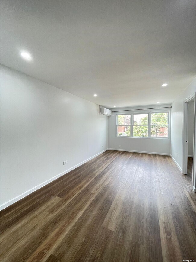 Foto del edificio - 25-49-49 College Point Blvd