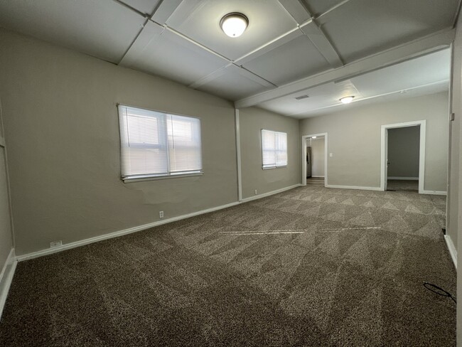 Building Photo - 1741 Des Moines St