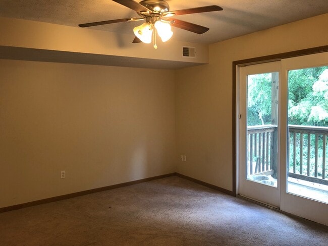 Building Photo - 2 Bedroom 2 Bathroom Condo--Available 06/0...