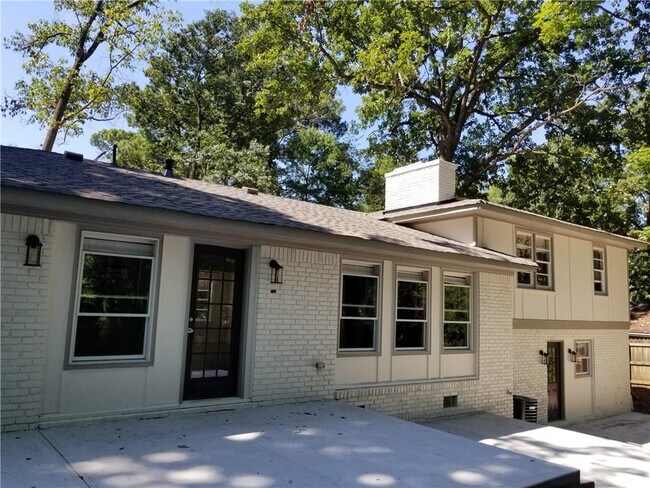 Building Photo - 408 Tall Oaks Dr NE