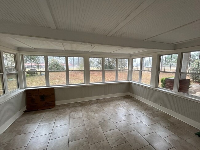 Building Photo - RATE DROP ALERT (was $1800/month) AND SUMM...