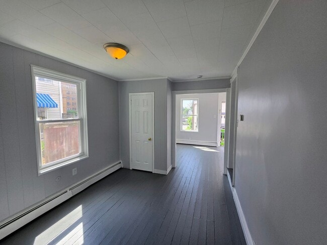 Foto del edificio - 1437 W Court St