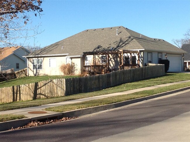 Building Photo - 5004 Maple Leaf Dr