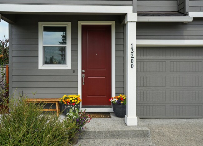 Foto del edificio - New Corner Lot- 3 Car Garage!