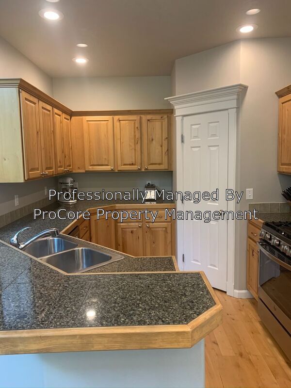 Building Photo - 552 E Whitney Ct