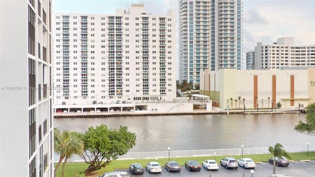 Foto del edificio - 800 Parkview Dr