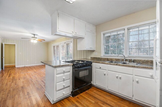 Building Photo - 3 bdrm, 2 bath home near Emory & CDC - lan...