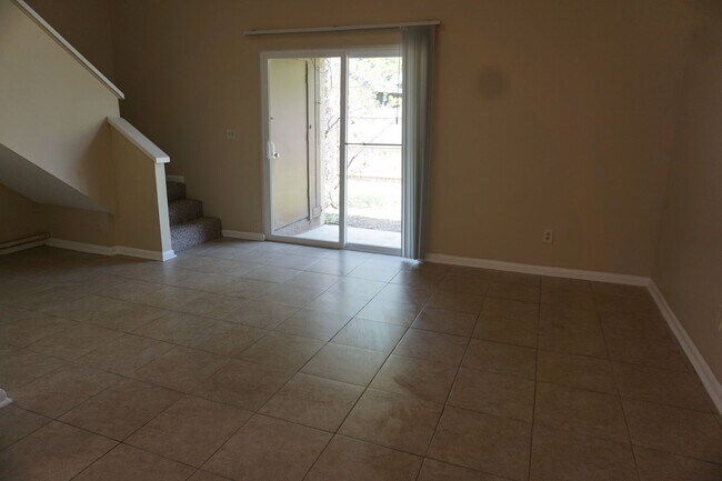 Building Photo - 2 bedroom townhome on Westside Near NAS