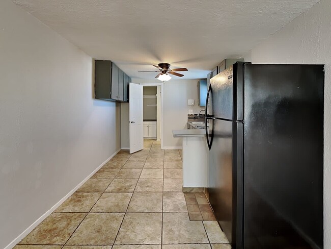 Building Photo - 1402 W Mercer Ln Unit 3