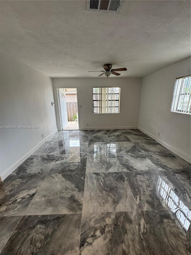 Foto del edificio - 2004 SW 57th Ave