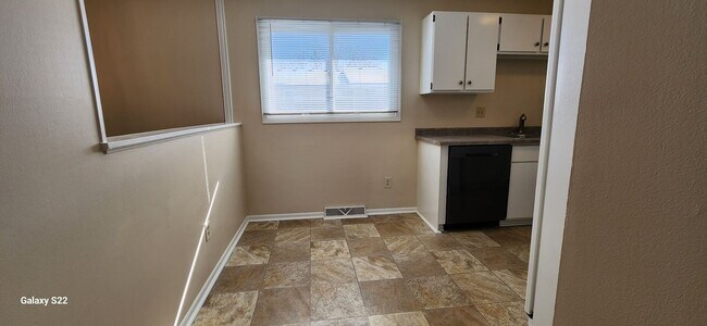 Building Photo - 3 bedroom 2 bath Town House