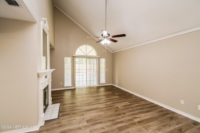 Foto del edificio - 8054 Loch Lomond Ln